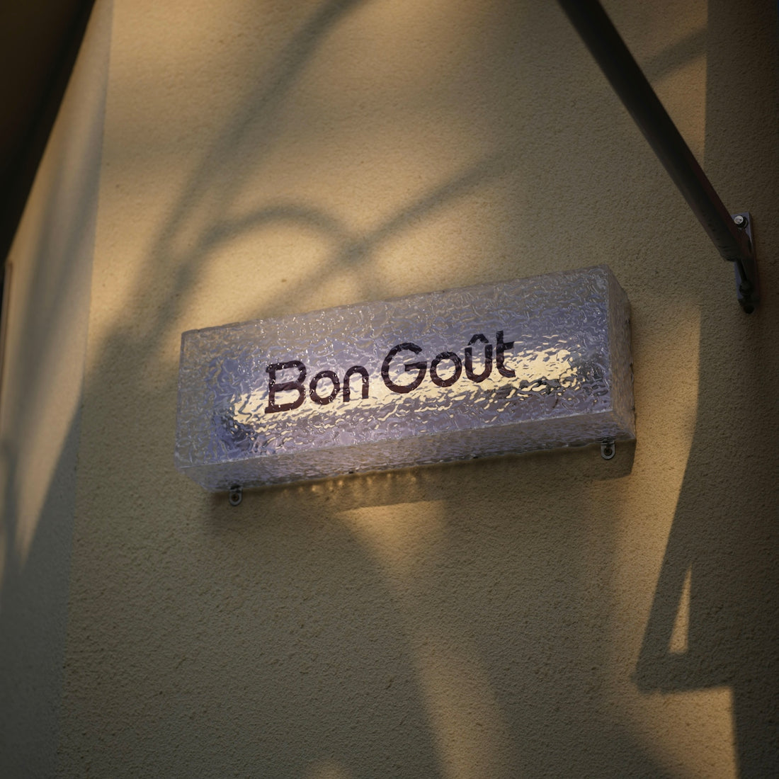 Illuminated sign with bon goût text